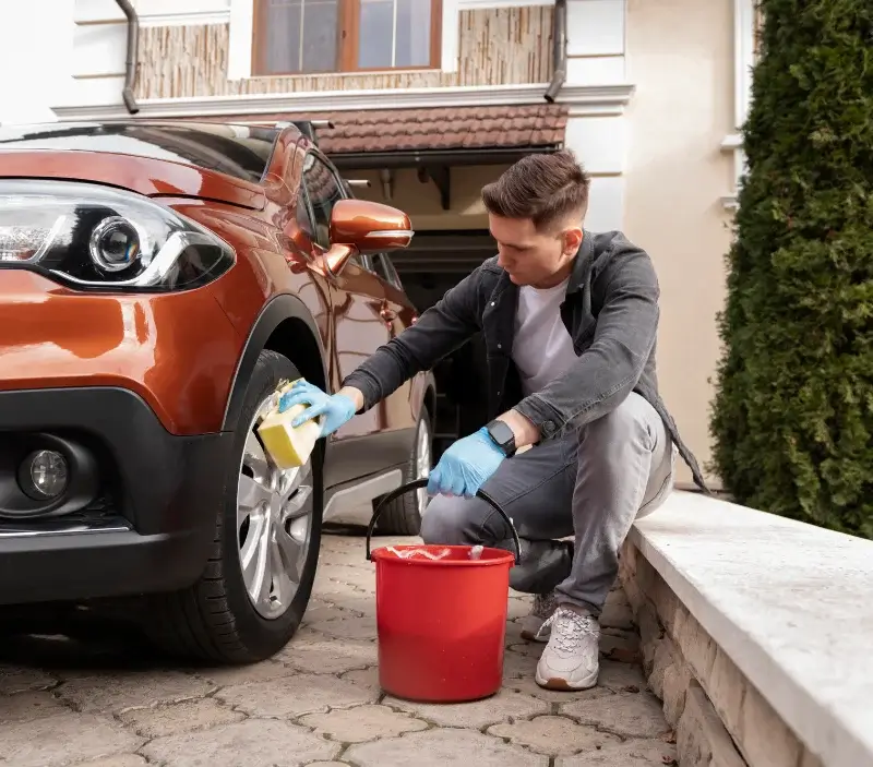 Lavage auto à domicile Piblange : professionnel intervenant sur un véhicule